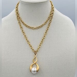 Gold Tone Pendant Necklace #2309